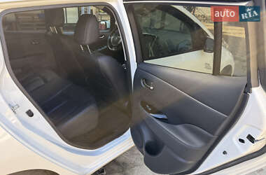Хэтчбек Nissan Leaf 2013 в 
