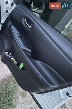 Хэтчбек Nissan Leaf 2013 в 