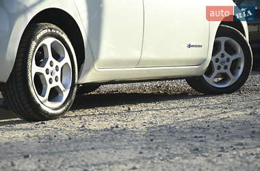 Хэтчбек Nissan Leaf 2011 в 
