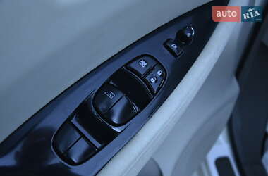 Хэтчбек Nissan Leaf 2011 в 