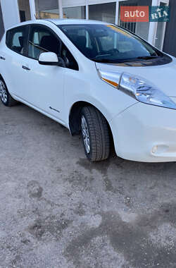 Хетчбек Nissan Leaf 2015 в  фото 4 Хетчбек Nissan Leaf 2015 в