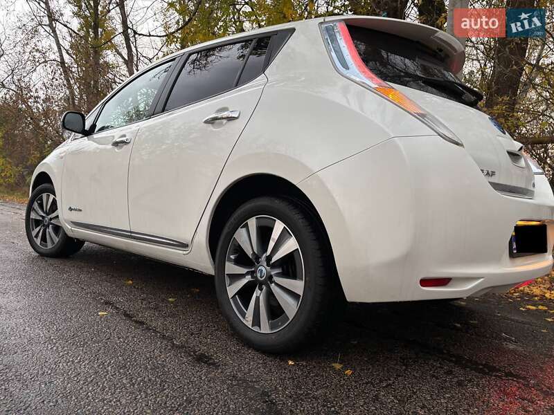Хэтчбек Nissan Leaf 2013 в Днепре