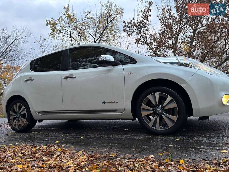 Хэтчбек Nissan Leaf 2013 в Днепре