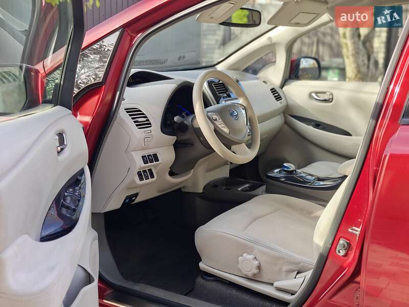 Хэтчбек Nissan Leaf 2012 в Ивано-Франковске