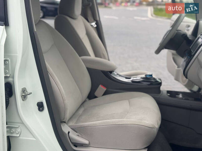 Хэтчбек Nissan Leaf 2013 в Львове