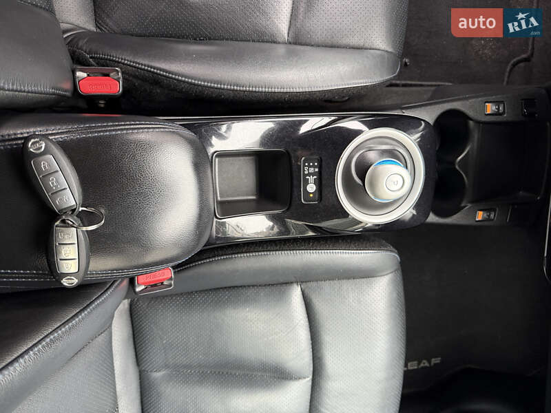 Хетчбек Nissan Leaf 2014 в Умані