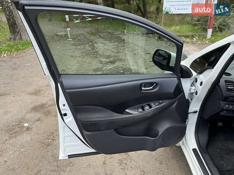 Хэтчбек Nissan Leaf 2013 в Одессе