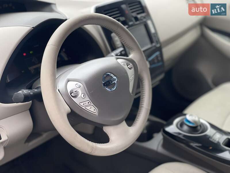Хэтчбек Nissan Leaf 2012 в Днепре