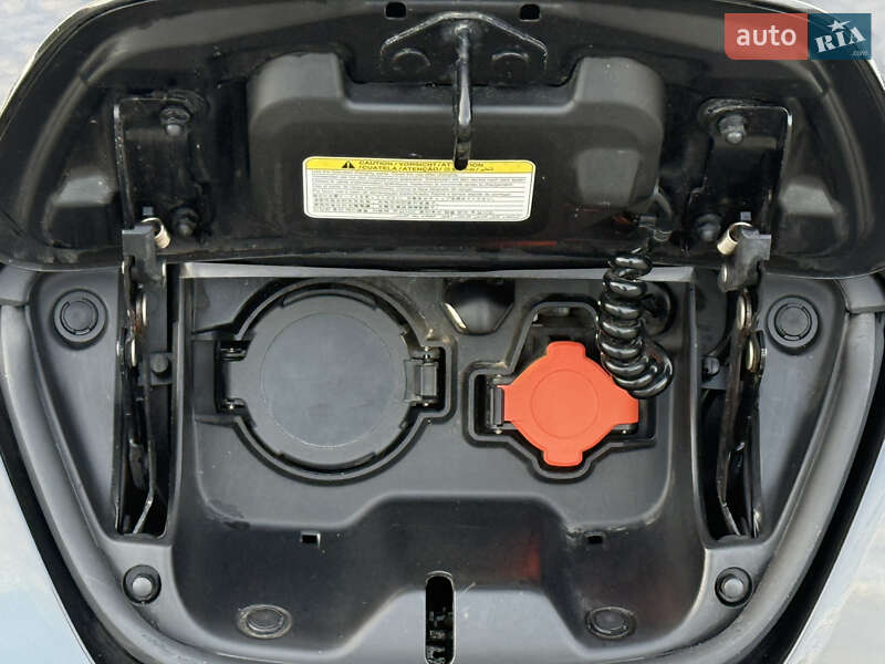 Хэтчбек Nissan Leaf 2015 в Ровно