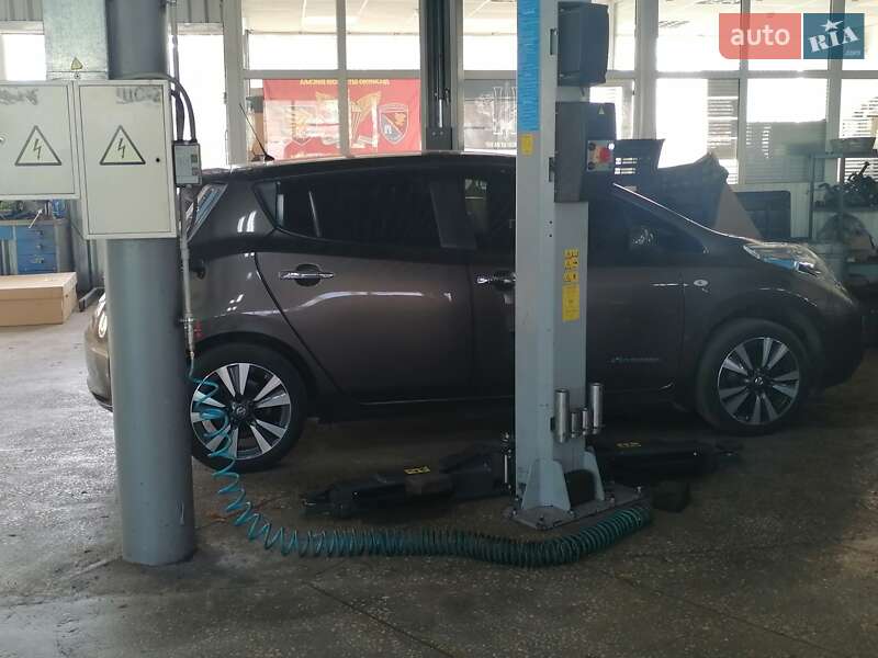 Хэтчбек Nissan Leaf 2016 в Полтаве