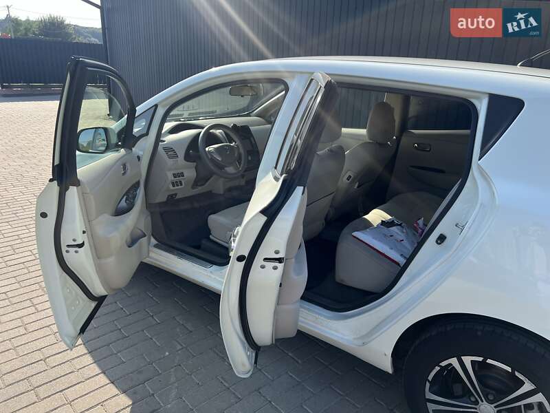 Хэтчбек Nissan Leaf 2011 в Львове