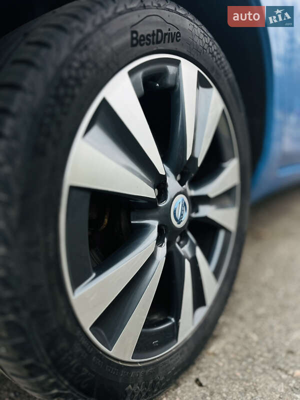 Хэтчбек Nissan Leaf 2014 в Ровно