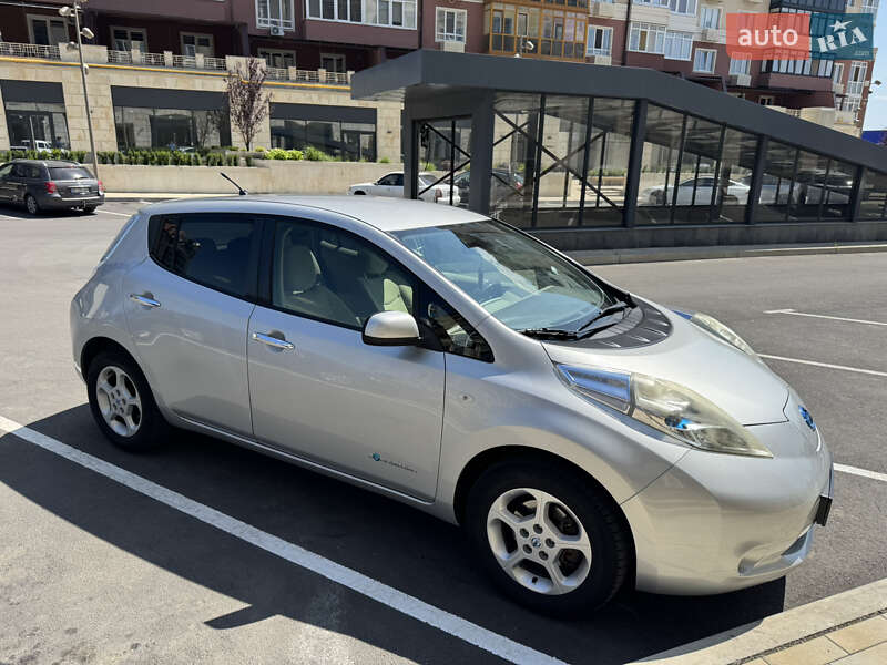 Хетчбек Nissan Leaf 2011 в Умані фото Хетчбек Nissan Leaf 2011 в Умані
