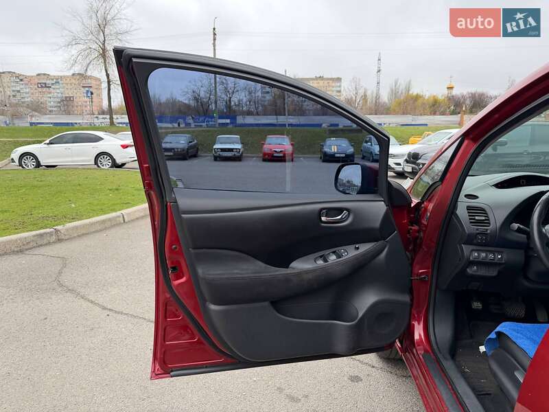 Хэтчбек Nissan Leaf 2016 в Кривом Роге