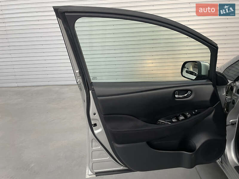 Хэтчбек Nissan Leaf 2013 в Стрые
