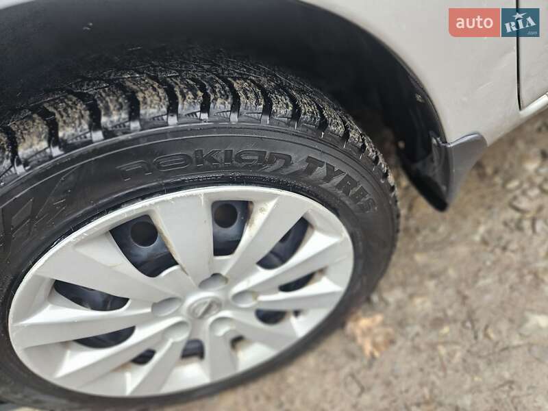 Хетчбек Nissan Leaf 2011 в Івано-Франківську