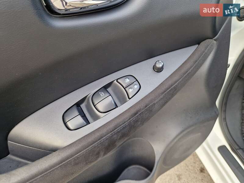 Хэтчбек Nissan Leaf 2016 в Днепре