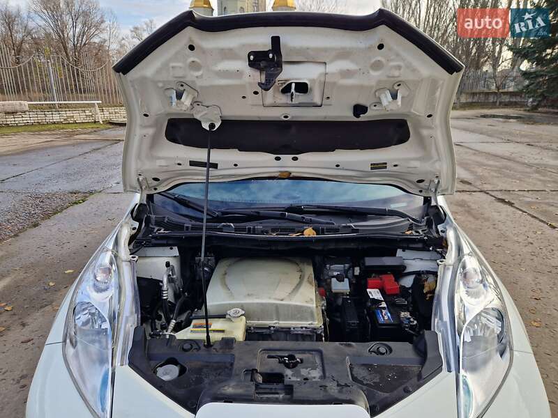 Хэтчбек Nissan Leaf 2016 в Днепре