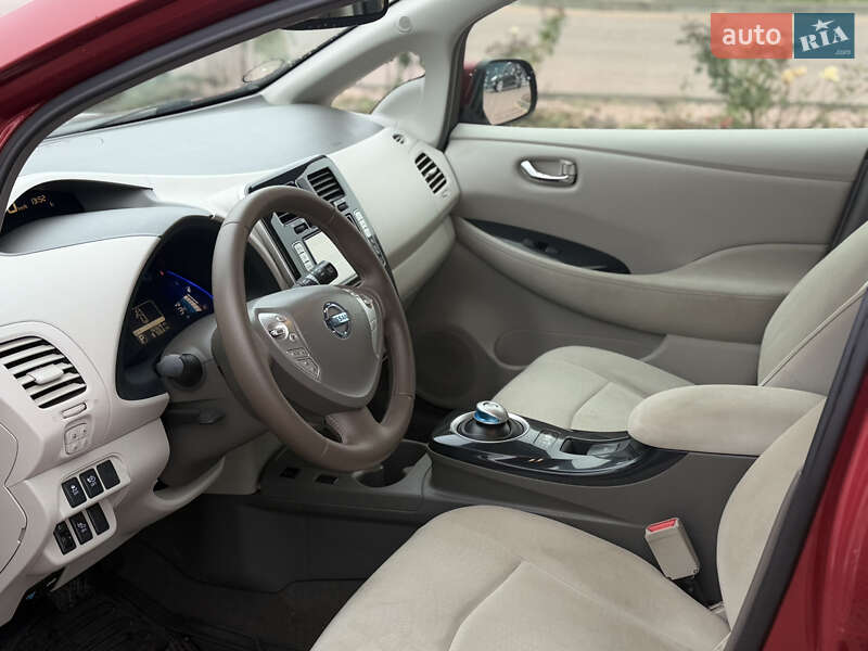 Хэтчбек Nissan Leaf 2011 в Полтаве