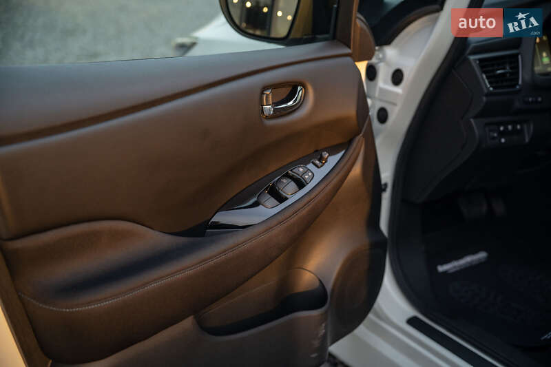 Хэтчбек Nissan Leaf 2023 в Черновцах