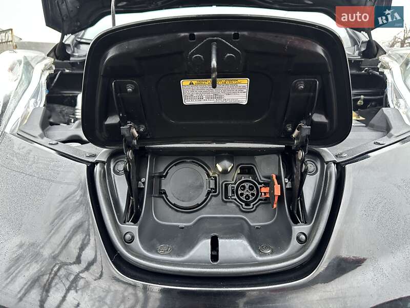 Хэтчбек Nissan Leaf 2013 в Смеле