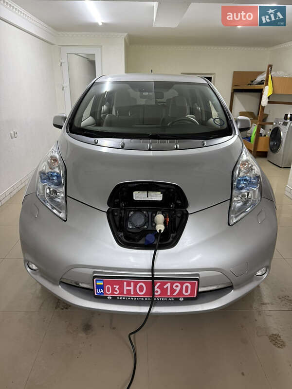 Хэтчбек Nissan Leaf 2012 в Умани