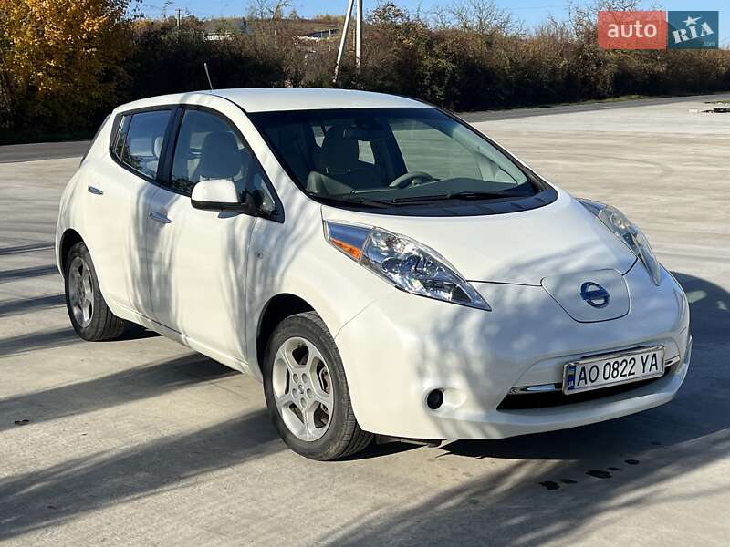 Хэтчбек Nissan Leaf 2012 в Великих Лазах