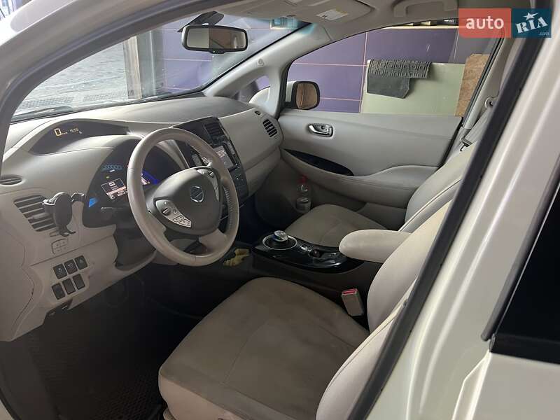 Хэтчбек Nissan Leaf 2012 в Великих Лазах
