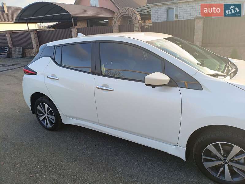 Хэтчбек Nissan Leaf 2022 в Малине