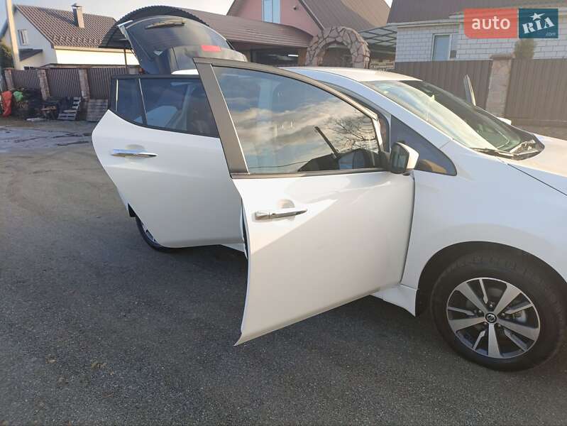 Хэтчбек Nissan Leaf 2022 в Малине