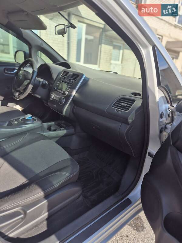 Хетчбек Nissan Leaf 2013 в Дніпрі