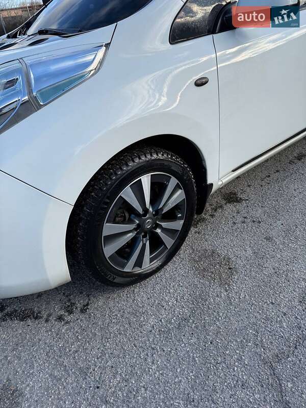 Хэтчбек Nissan Leaf 2014 в Днепре