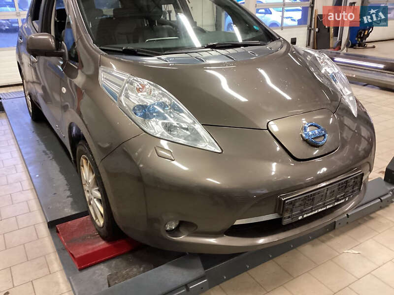 Хэтчбек Nissan Leaf 2016 в Умани