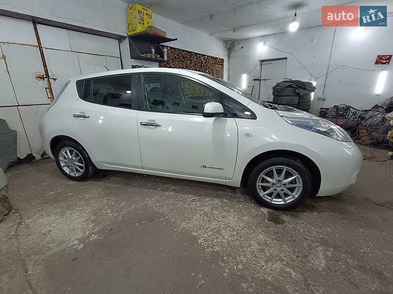 Хэтчбек Nissan Leaf 2016 в Ровно