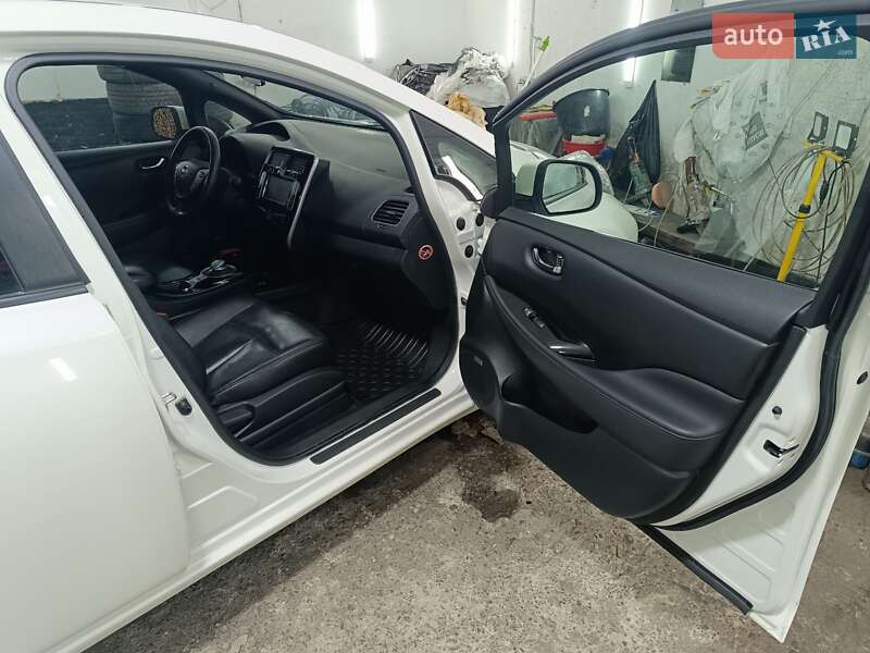 Хэтчбек Nissan Leaf 2016 в Ровно