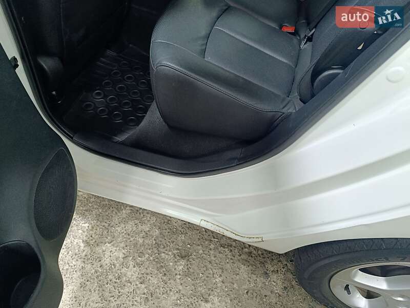 Хэтчбек Nissan Leaf 2014 в Ровно