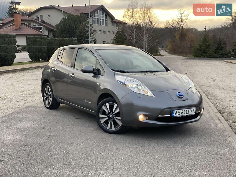 Хетчбек Nissan Leaf 2015 в Дніпрі