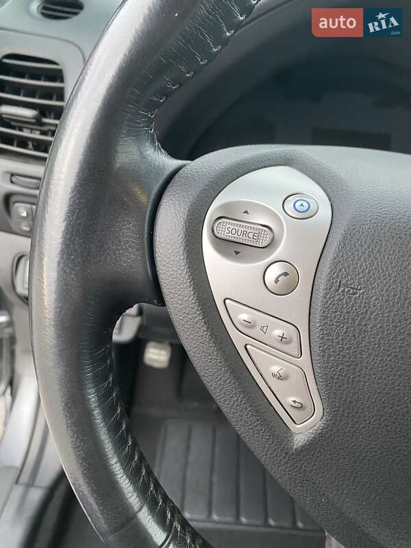 Хетчбек Nissan Leaf 2015 в Дніпрі