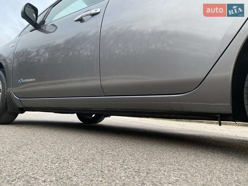 Хетчбек Nissan Leaf 2015 в Дніпрі