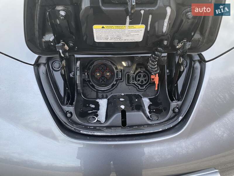 Хетчбек Nissan Leaf 2015 в Дніпрі