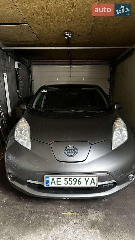 Хетчбек Nissan Leaf 2015 в Новомосковську