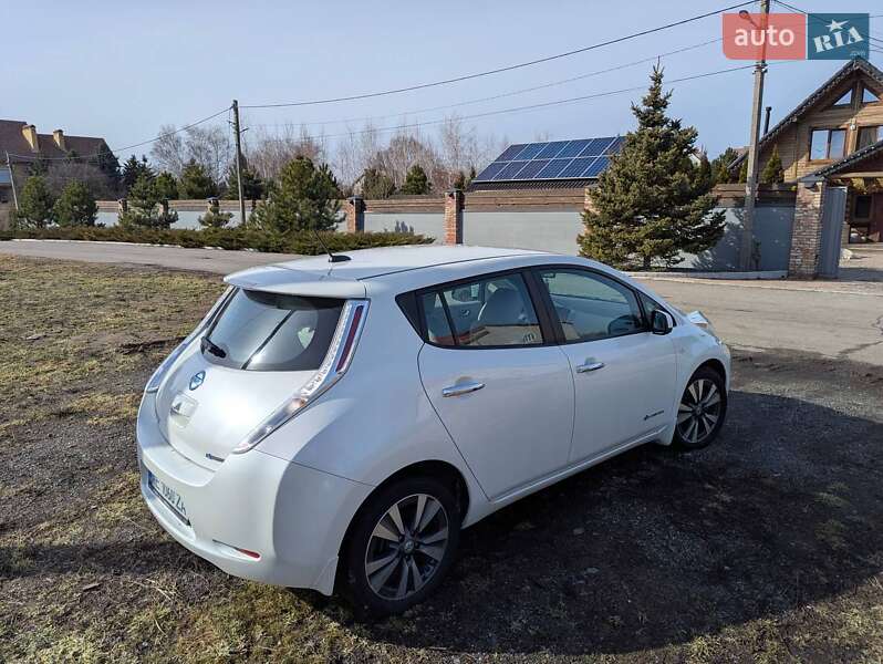Хэтчбек Nissan Leaf 2015 в Днепре