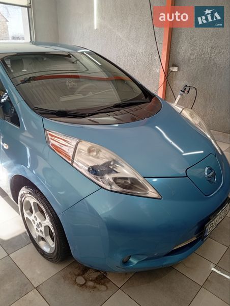Хэтчбек Nissan Leaf 2011 в Нерубайском
