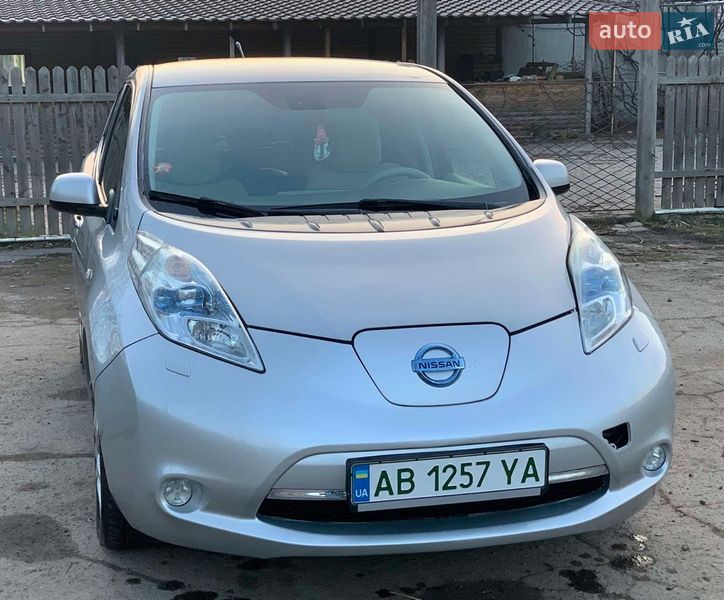 Хэтчбек Nissan Leaf 2011 в Гнивани