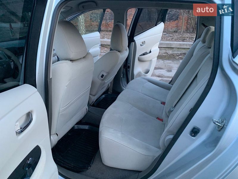 Хэтчбек Nissan Leaf 2011 в Гнивани