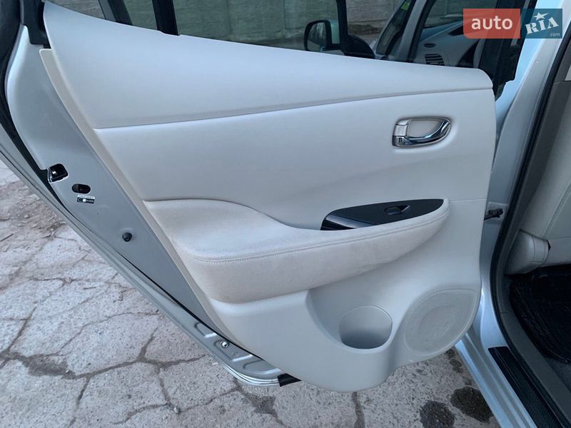 Хэтчбек Nissan Leaf 2011 в Гнивани