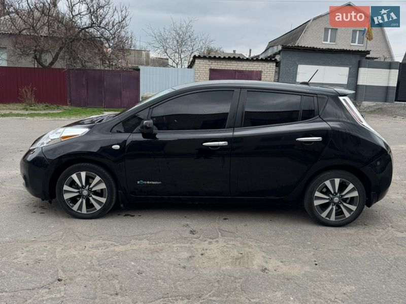 Лифтбек Nissan Leaf 2015 в Днепре