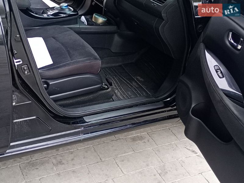 Хэтчбек Nissan Leaf 2015 в Тернополе