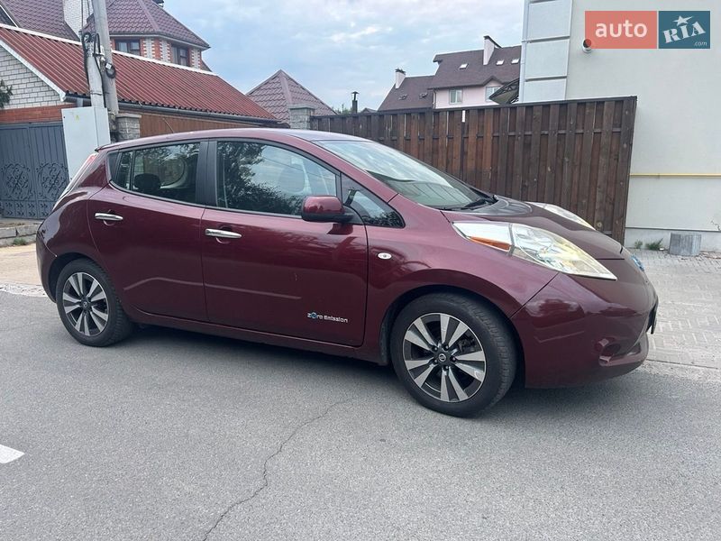 Хэтчбек Nissan Leaf 2016 в Святопетровское
