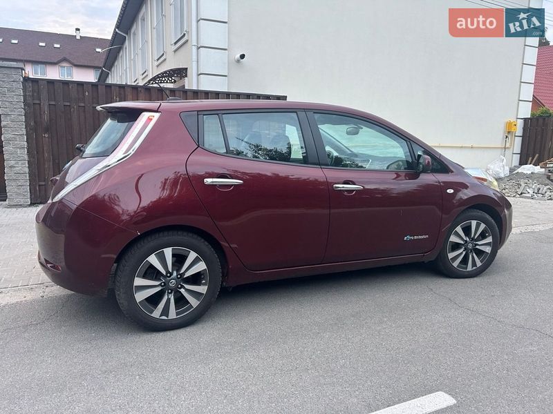 Хэтчбек Nissan Leaf 2016 в Святопетровское